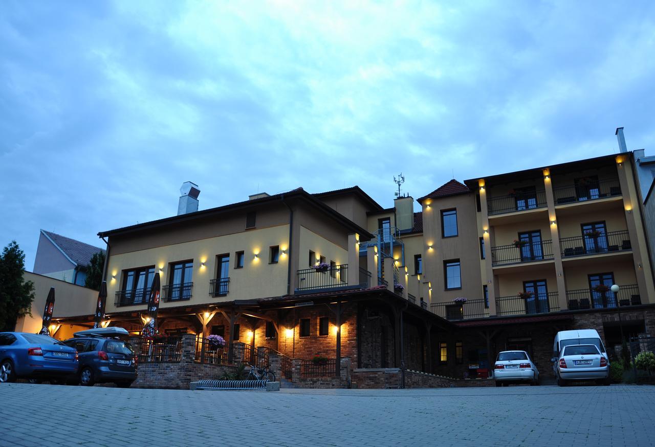 Hotel Lidovy Dum Bzenec Exterior foto